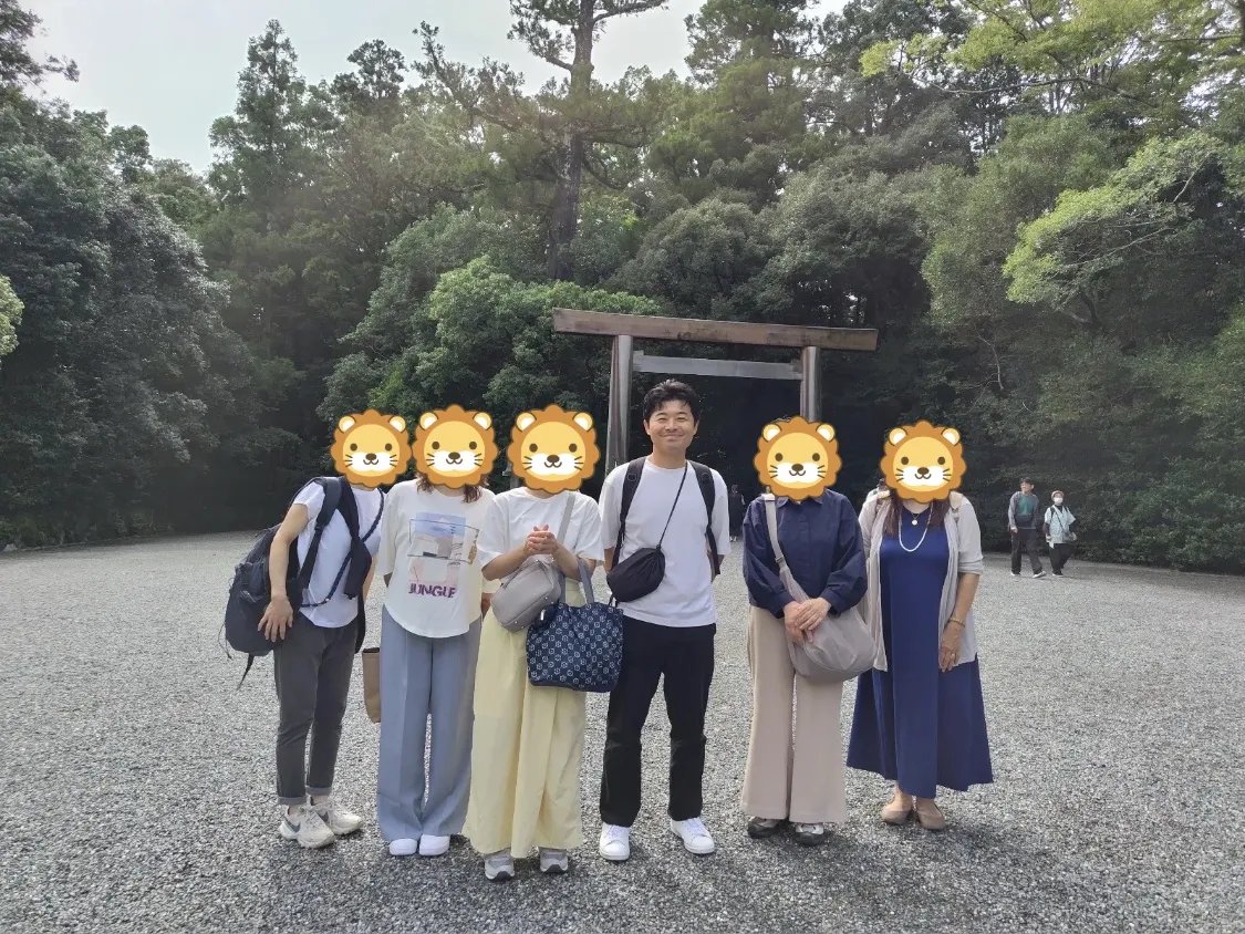 外宮の鳥居の前で、メンバーと記念撮影