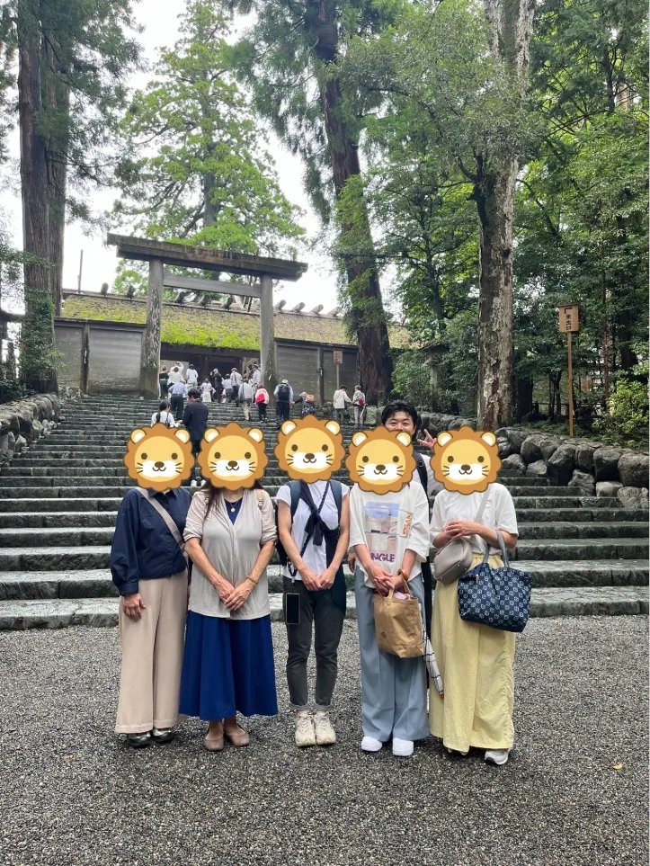 内宮の石段の前で、メンバーと記念撮影