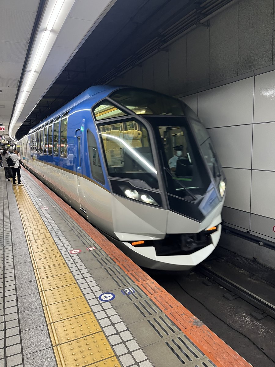 近鉄難波駅のホームに入ってきた観光特急しまかぜ