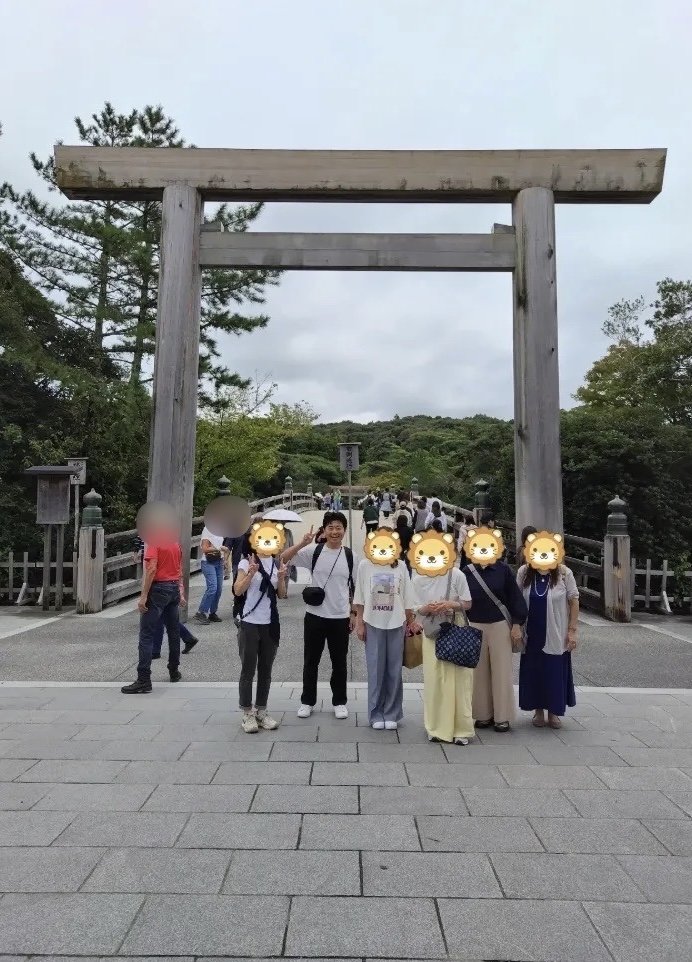 内宮の宇治橋の鳥居の前で、メンバーと記念撮影