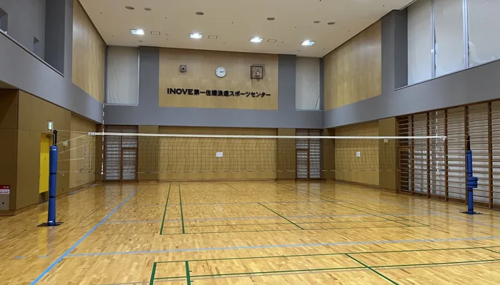 浪速スポーツセンターの体育館、ネットを張った直後の様子