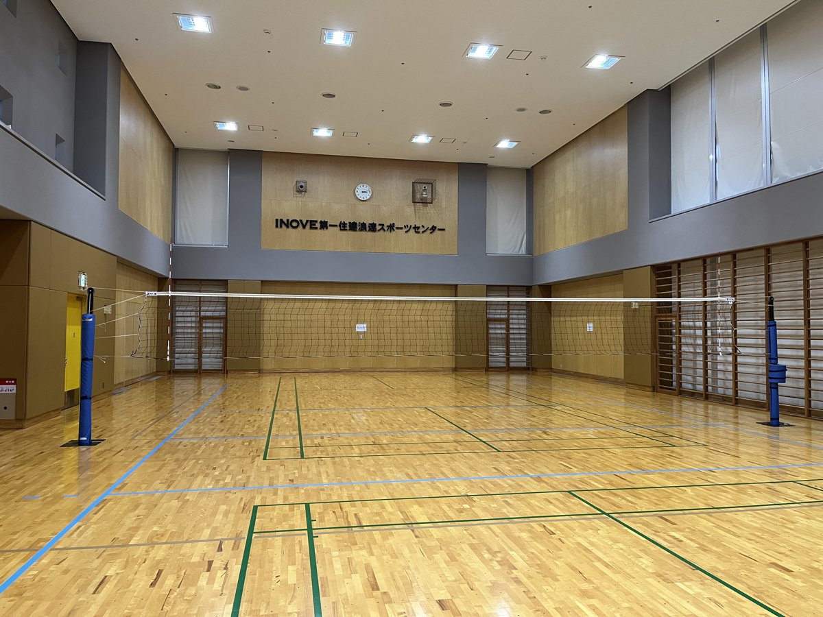 ネットを張った直後の浪速スポーツセンターの体育館コート