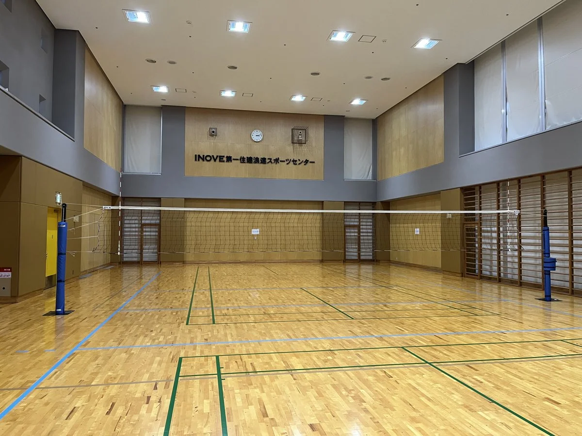 浪速スポーツセンターの体育館、ネットを張った直後の様子