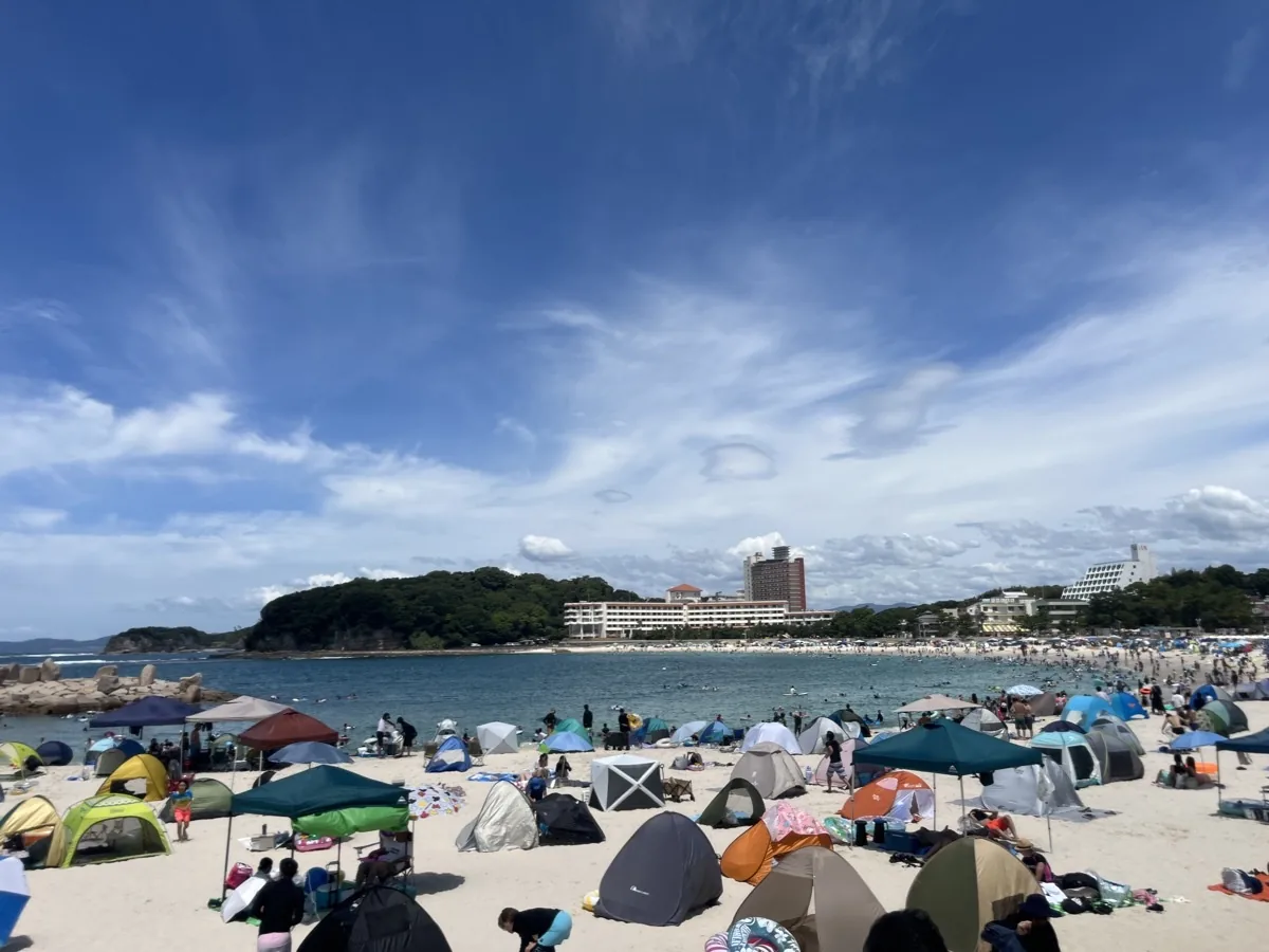 2026年夏、賑わう白浜・白良浜のビーチ