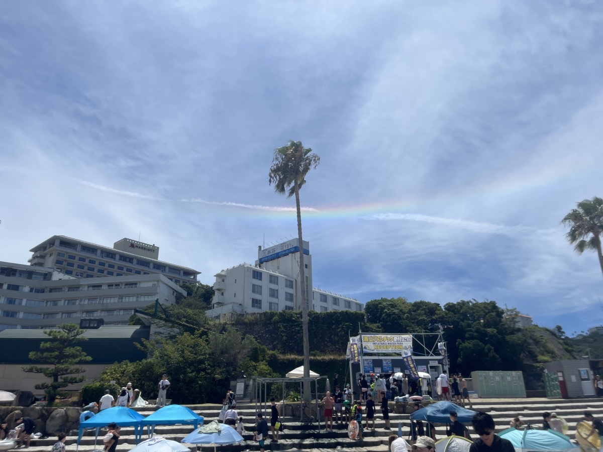 白良浜で海と反対側の空にかかった虹